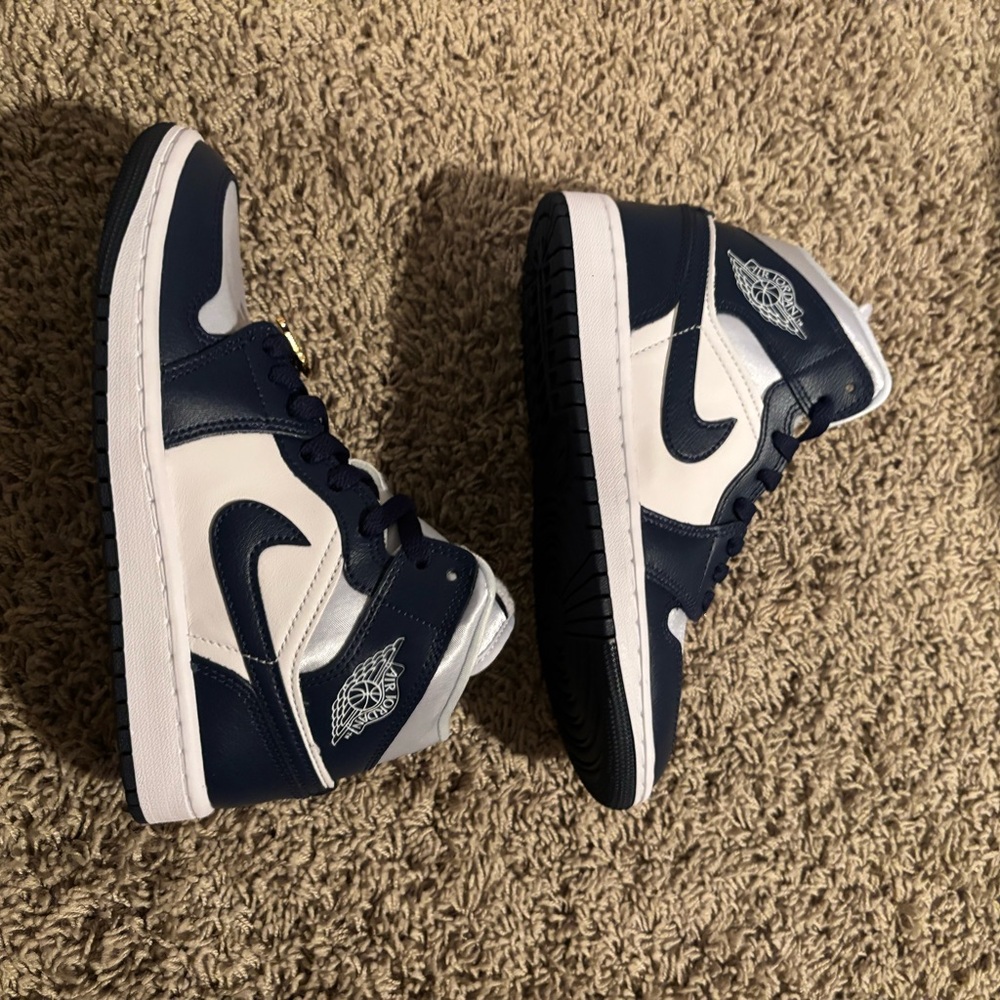 Women’s Jordan 1 Mid SE Navy with White Velvet “Georgetown” Sneakers.